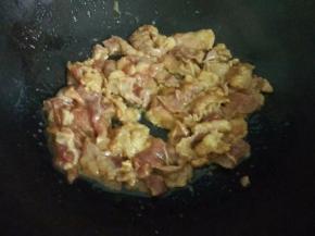 热锅凉油，倒入肉片炒至八成熟装起备用