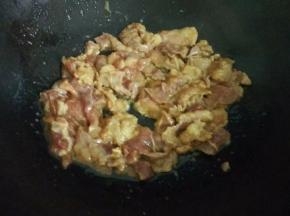 热锅凉油，倒入肉片炒至八成熟装起备用