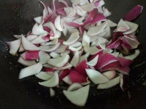 倒油接着倒入洋葱翻炒2分钟