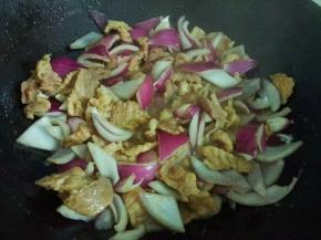 倒入肉片一起翻炒至断生