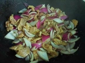 倒入肉片一起翻炒至断生