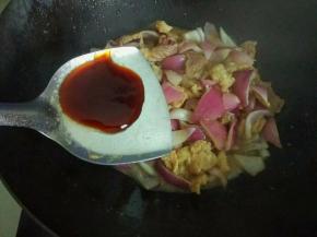 加入一勺蚝油，半匙盐翻炒均匀，起锅