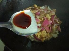 加入一勺蚝油，半匙盐翻炒均匀，起锅
