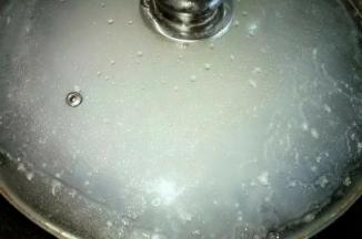 煮到西米只剩小部分有白心，盖上盖子闷十分钟