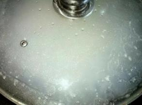 煮到西米只剩小部分有白心，盖上盖子闷十分钟