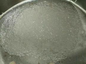 闷到全部透明，捞出来冲洗，洗的粘液全部没有了，最后一遍用凉开水冲洗一下