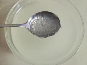 用一点热开水化点白糖，按口味调整用量，倒入洗干净的西米里泡着，防止粘连，