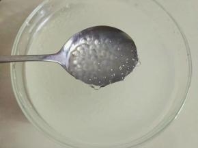 用一点热开水化点白糖，按口味调整用量，倒入洗干净的西米里泡着，防止粘连，