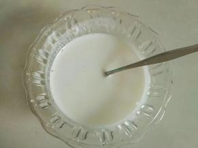 椰子粉用60毫升开水冲开备用