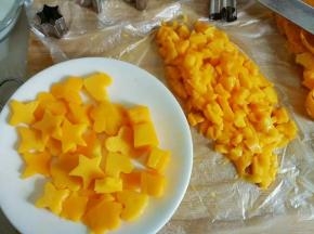 芒果切片用模具印出图案，边角料切碎