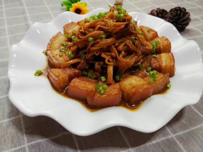 五花肉炖黄花菜