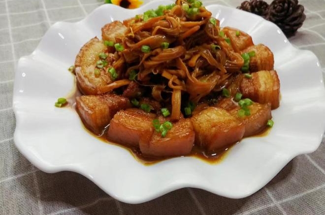 五花肉炖黄花菜