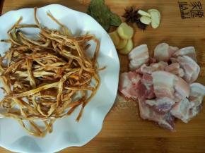 五花肉切块，黄花菜去蒂泡上，姜切片，蒜拍一下，其他洗干净备用