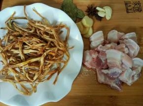 五花肉切块，黄花菜去蒂泡上，姜切片，蒜拍一下，其他洗干净备用