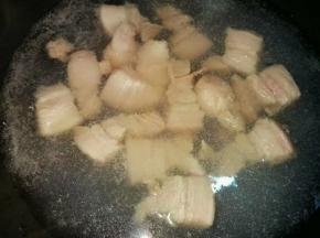 五花肉冷水下锅，煮出血沫，捞起备用