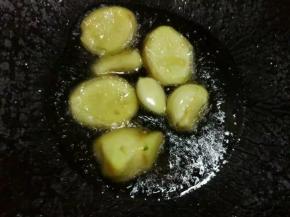 热锅下油，放入姜蒜爆炒出香味