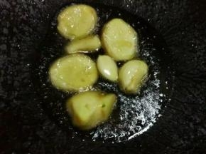 热锅下油，放入姜蒜爆炒出香味