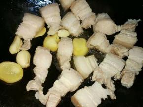 倒入五花肉煸至两面微黄