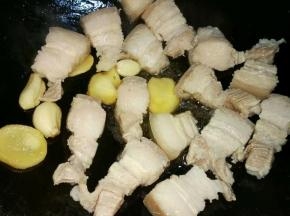 倒入五花肉煸至两面微黄