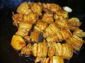 加入糖，酱油，蚝油，调味，老抽上色，料酒去腥