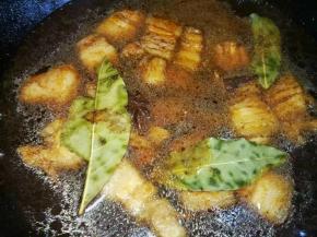 倒入没过五花肉的开水，放入大料，桂皮，香叶