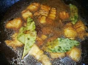 倒入没过五花肉的开水，放入大料，桂皮，香叶