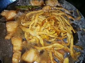 再次煮开以后加入泡好的黄花菜