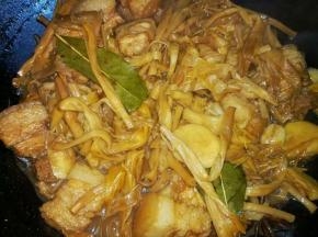 中火炖煮，直到汤汁差不多收干，放半匙盐调味，翻炒均匀起锅