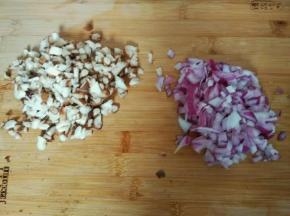香菇洋葱洗干净切碎