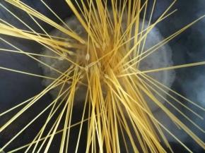 锅里放水烧开，加入半匙盐，放入意面，煮7～8分钟