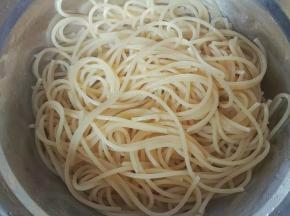 捞起放点油拌匀，防止粘连