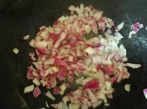 热锅下油，把洋葱倒进爆炒出香味