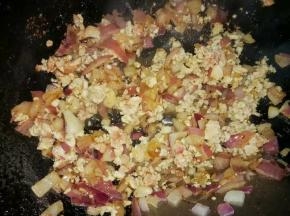 加入肉沫继续翻炒均匀