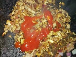 放入番茄酱，半匙盐，一勺酱油