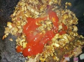 放入番茄酱，半匙盐，一勺酱油