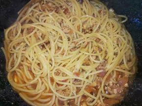 酱汁差不多收干的时候倒入意面翻炒，意面把汤汁收干就可以起锅了