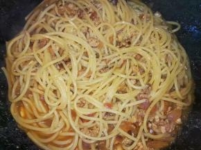 酱汁差不多收干的时候倒入意面翻炒，意面把汤汁收干就可以起锅了