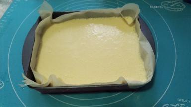 轻轻震几下，震出大的气泡，放入预热160度的烤箱中层，烤35分钟。