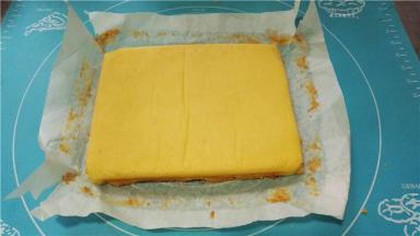 取出蛋糕晾凉，切块。