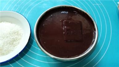 将蛋糕块放入巧克力液中，使其表面蘸满巧克力。