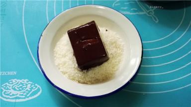 然后在椰蓉中滚一圈，放入冰箱冷藏。