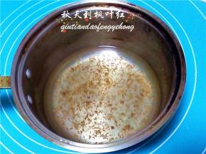 先把糖桂花倒入奶锅中