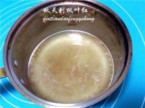 加入凉白开水，加热至融化，放到一边晾凉