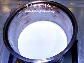 另起一锅，加入鱼胶粉和白糖，把椰浆煮开，同样放一边晾凉