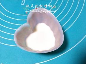 液体都晾凉后，将制作好的椰汁浆倒入模具里