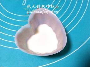 液体都晾凉后，将制作好的椰汁浆倒入模具里