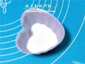 然后放入冰箱的冷冻层冷冻10分钟至凝固为止。