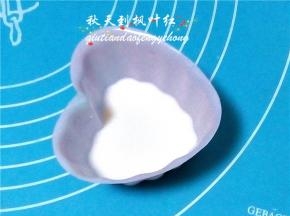 然后放入冰箱的冷冻层冷冻10分钟至凝固为止。