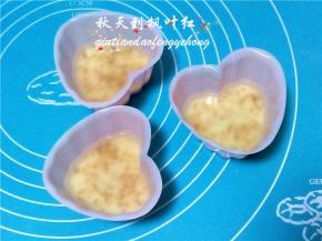 取出然后倒入桂花汁水， 放入冷冻层约10分钟