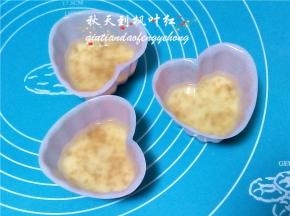 取出然后倒入桂花汁水， 放入冷冻层约10分钟